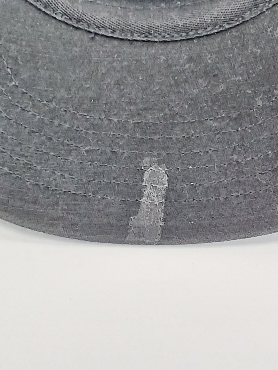 帽子ツバの裏面
汚れあり