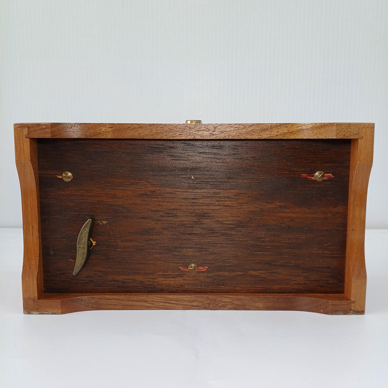 裏面に傷多数あり