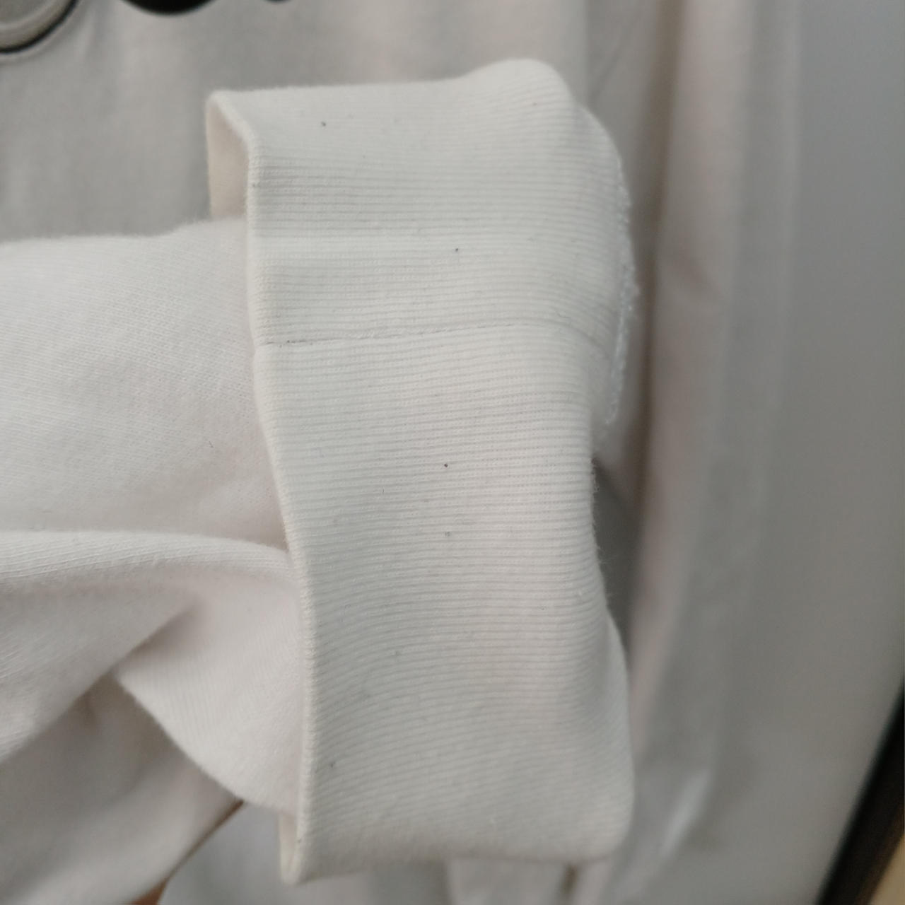 袖口に毛玉、多少の汚れあり