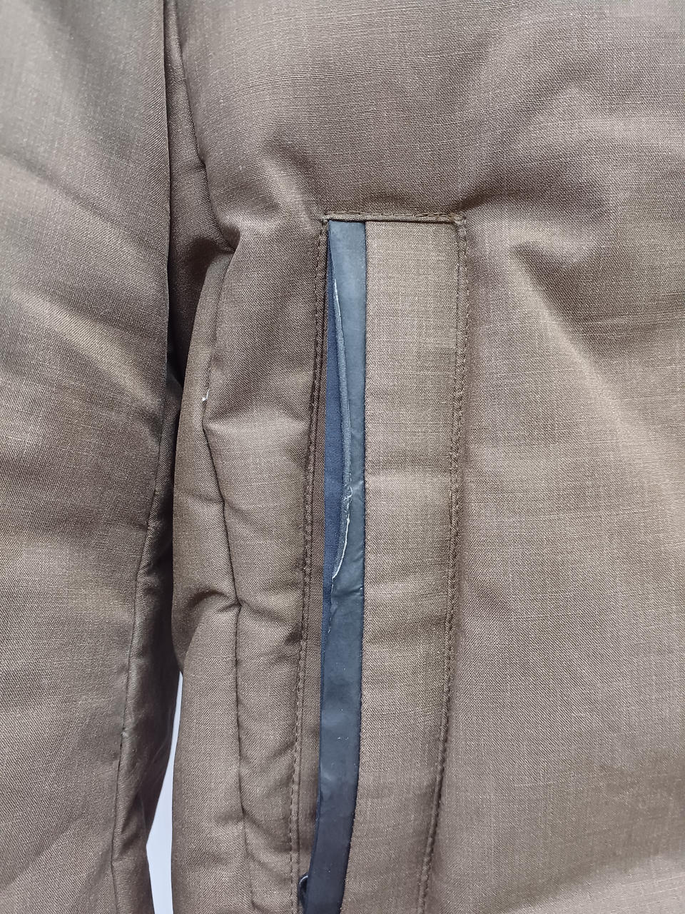 右ポケットに剥がれあり