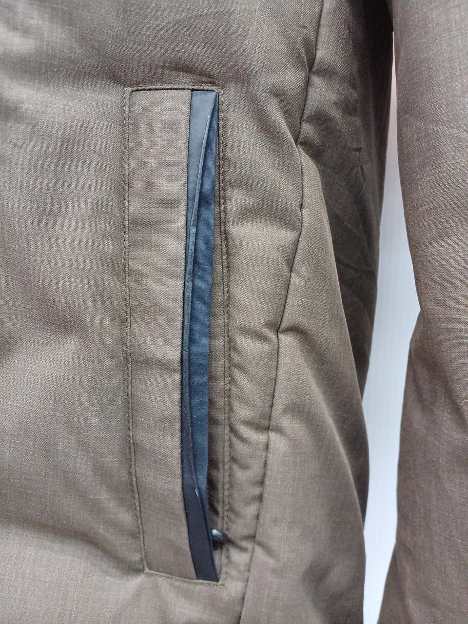 左ポケットに剥がれあり