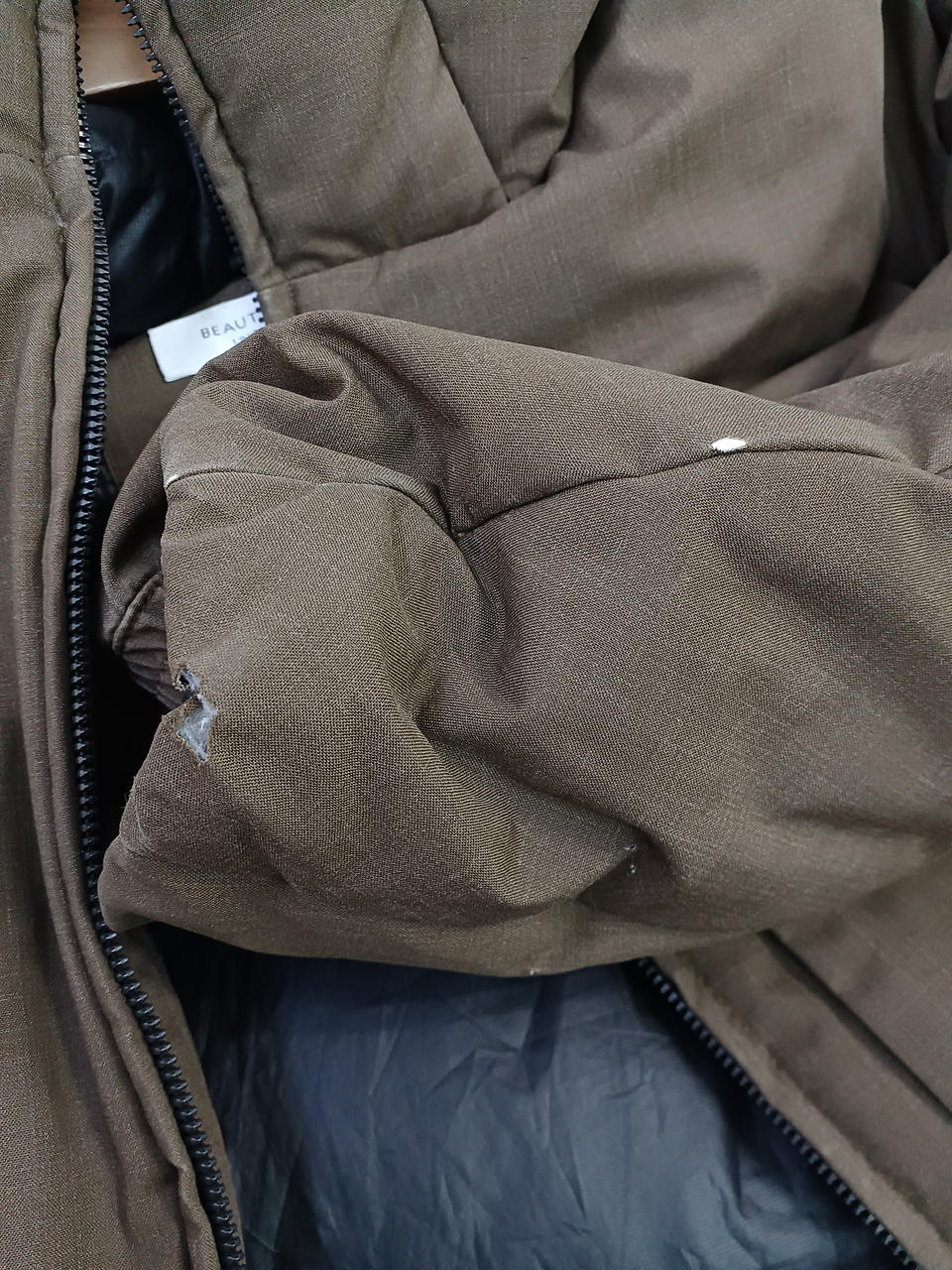 左袖口に破れあり