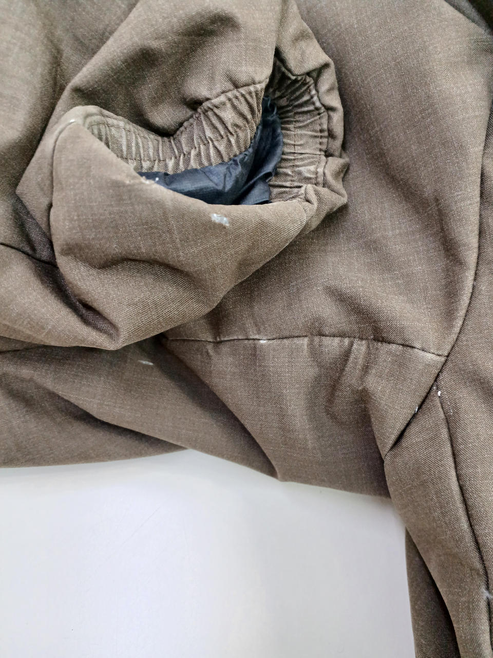 右袖口・脇下に破れあり