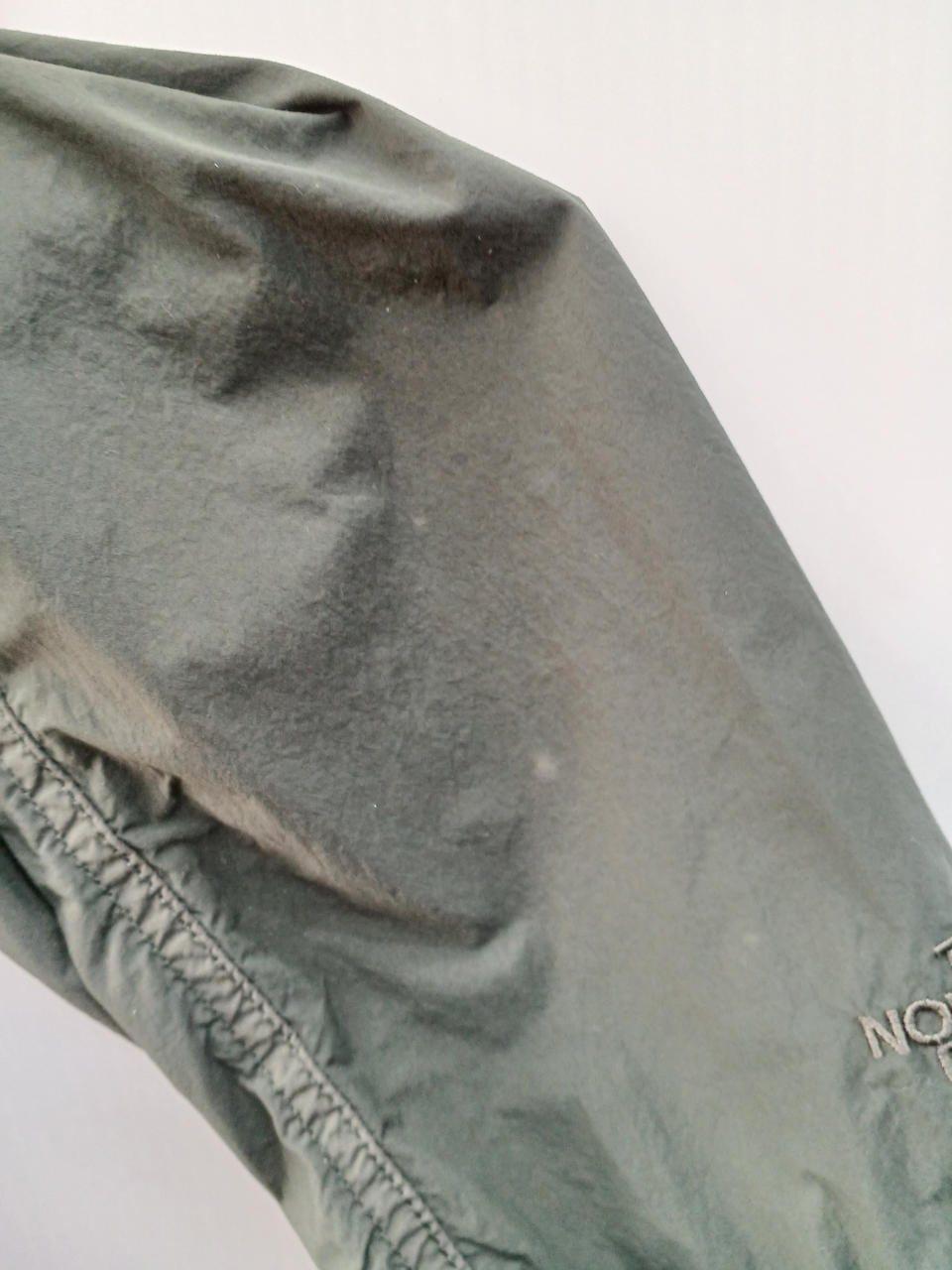 左袖　白いシミあり