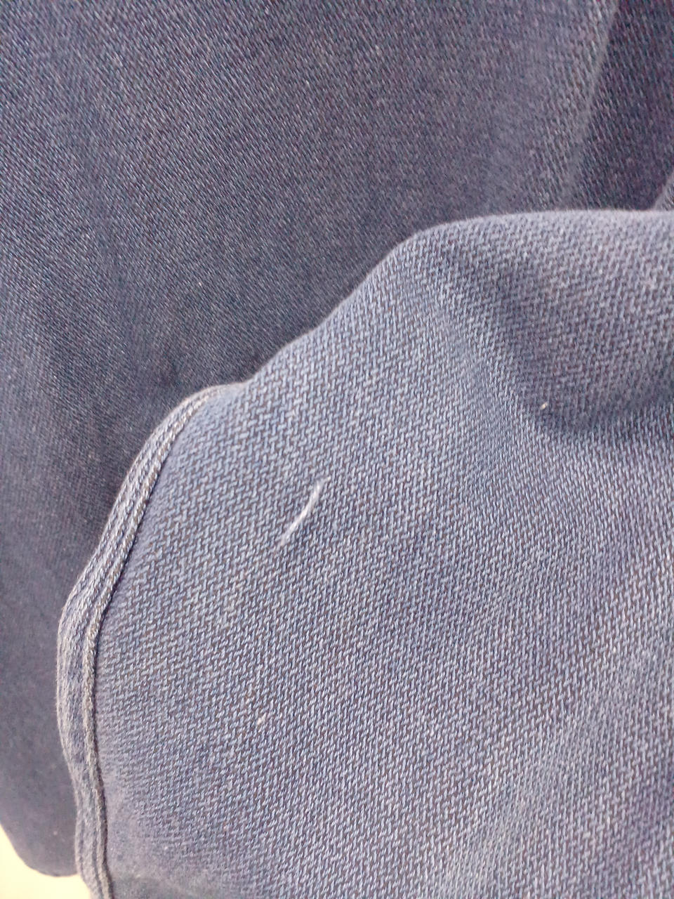 背面右袖ほつれあり