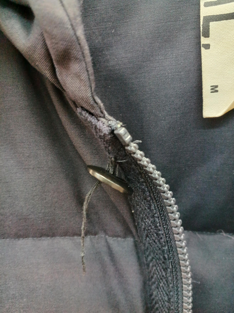 第一ボタンとれかけ