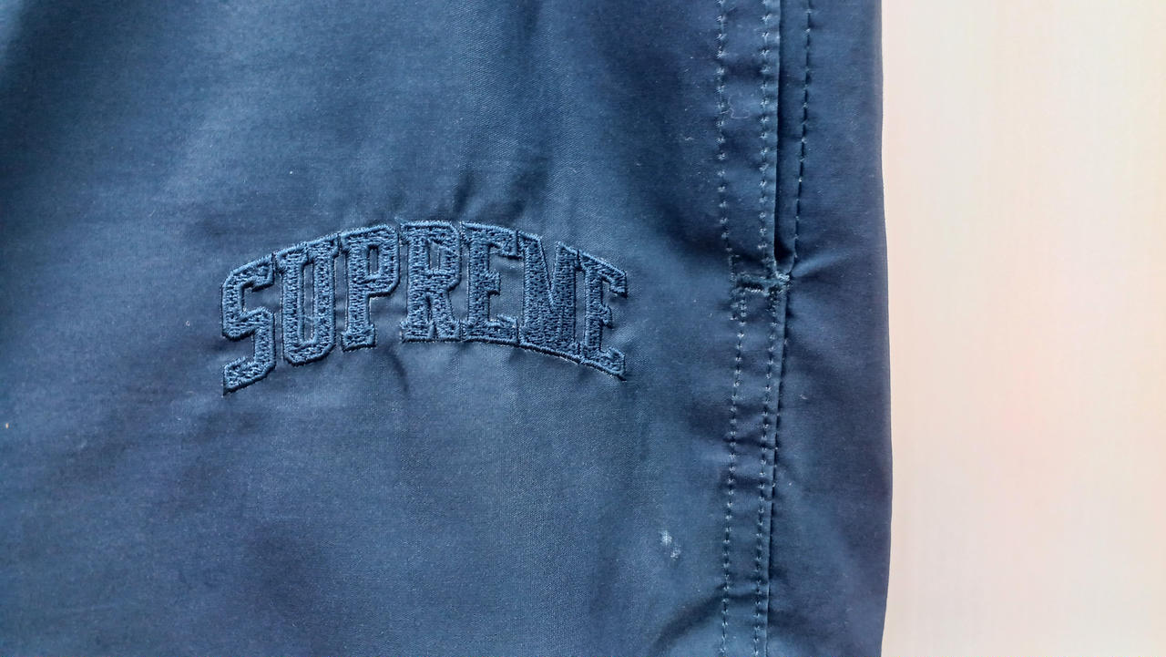 ロゴ付近スレあり