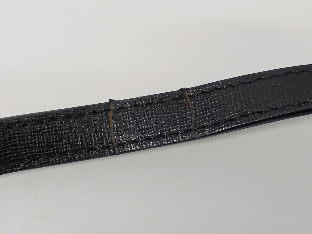 ショルダーストラップ跡あり