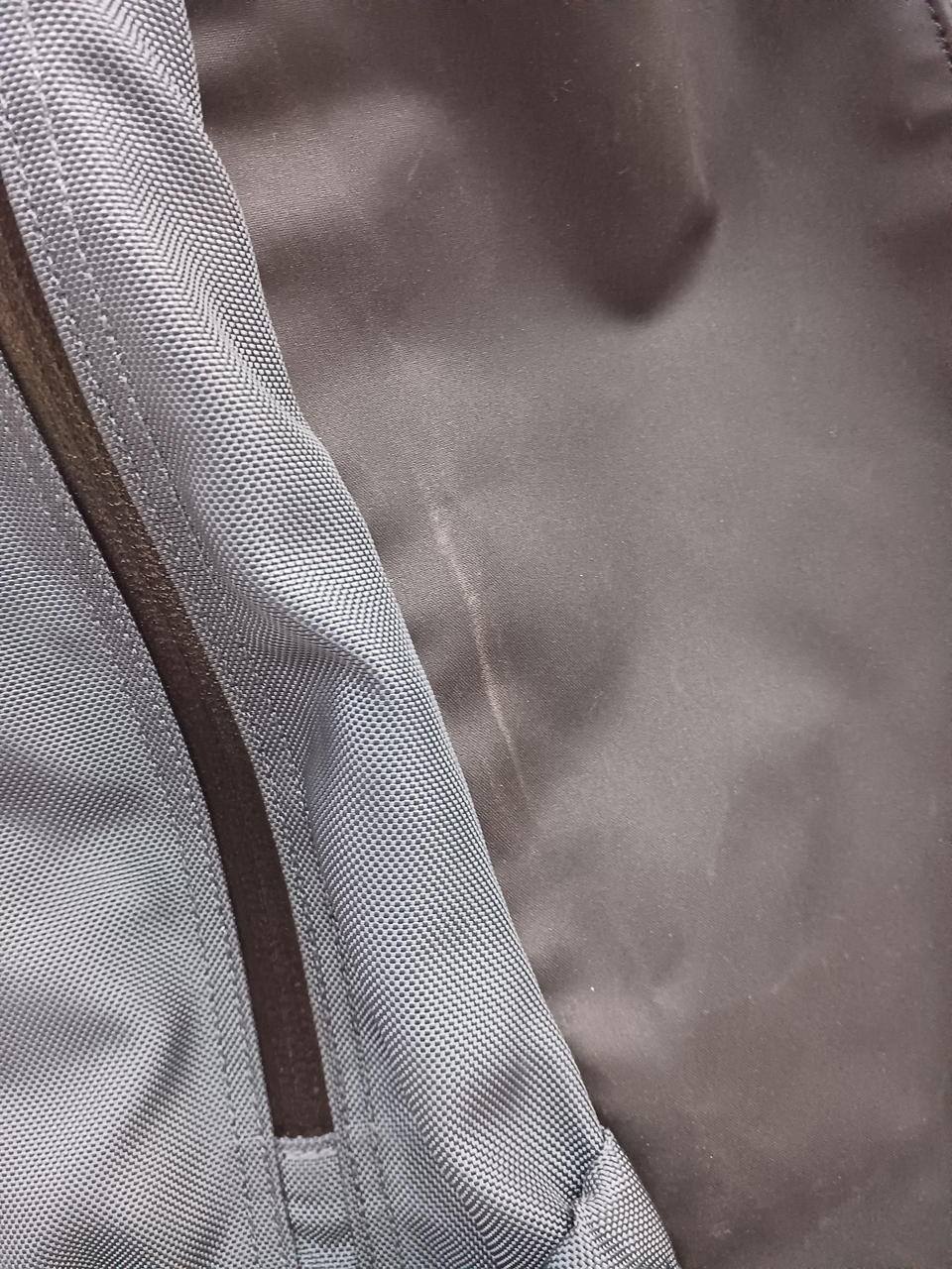 右側面汚れあり