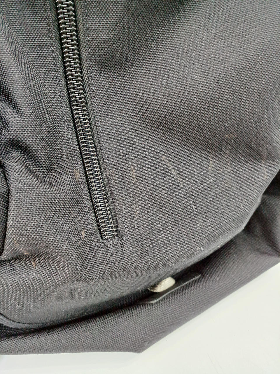 表面にオレンジ色の汚れあり