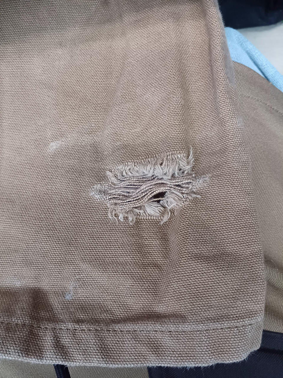 裾に破れあり(折り畳めば気になりません)
