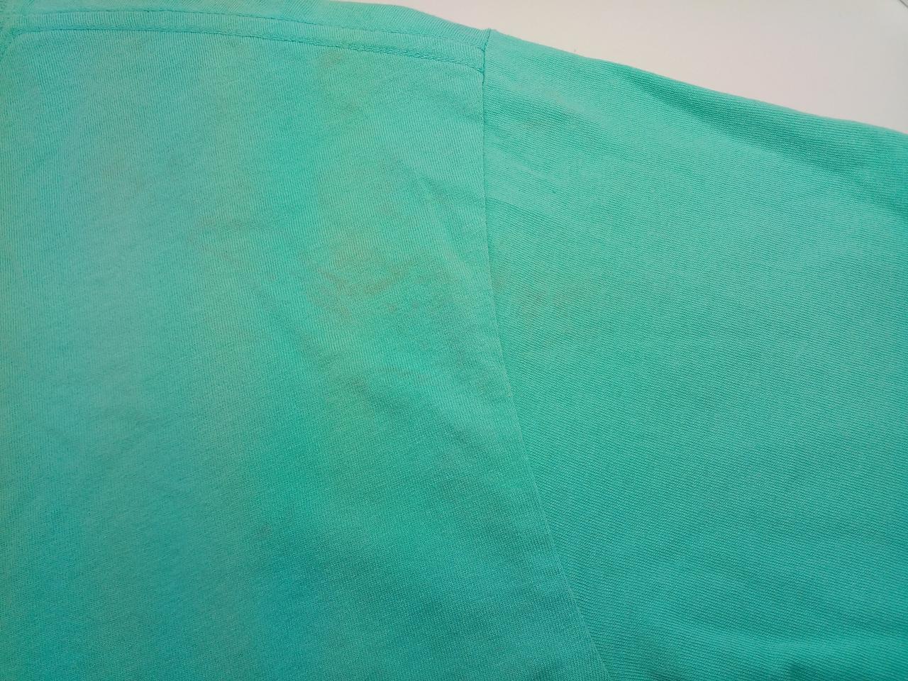 後ろ側右肩辺りに黒っぽい汚れあり