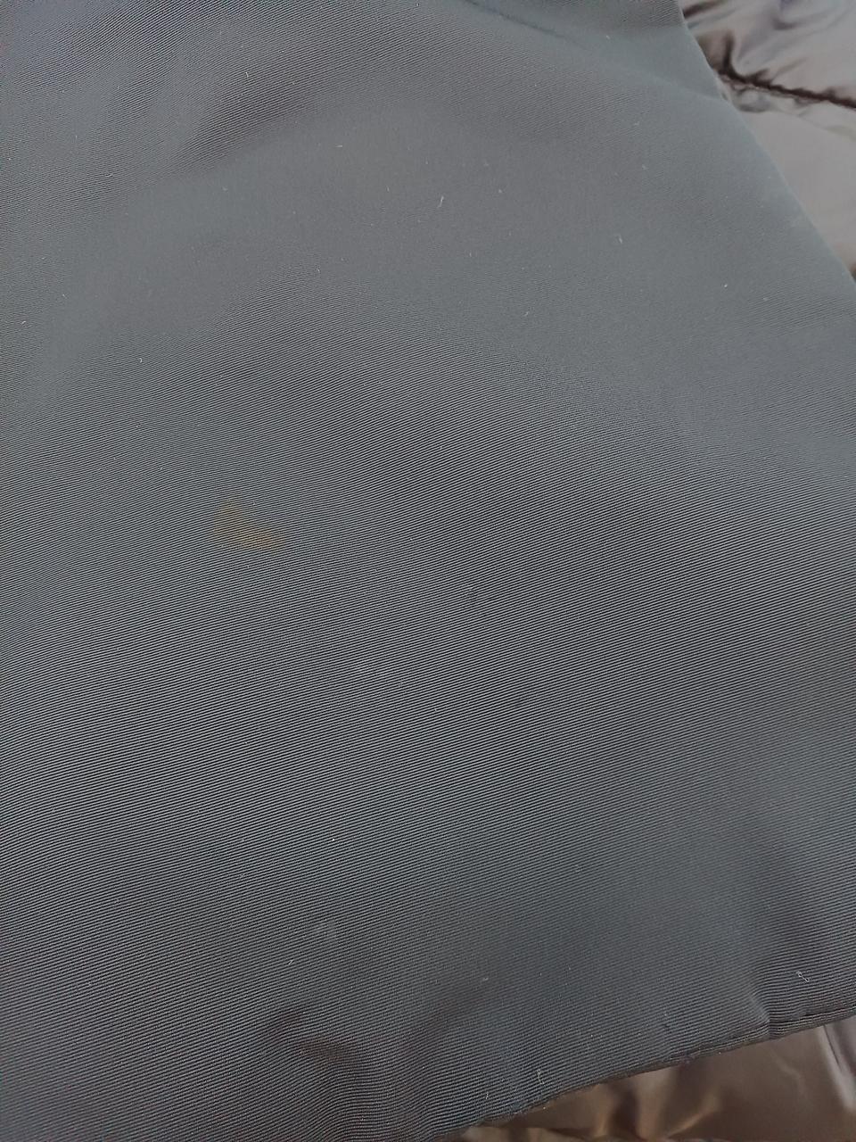 前側裾近くに傷汚れあり