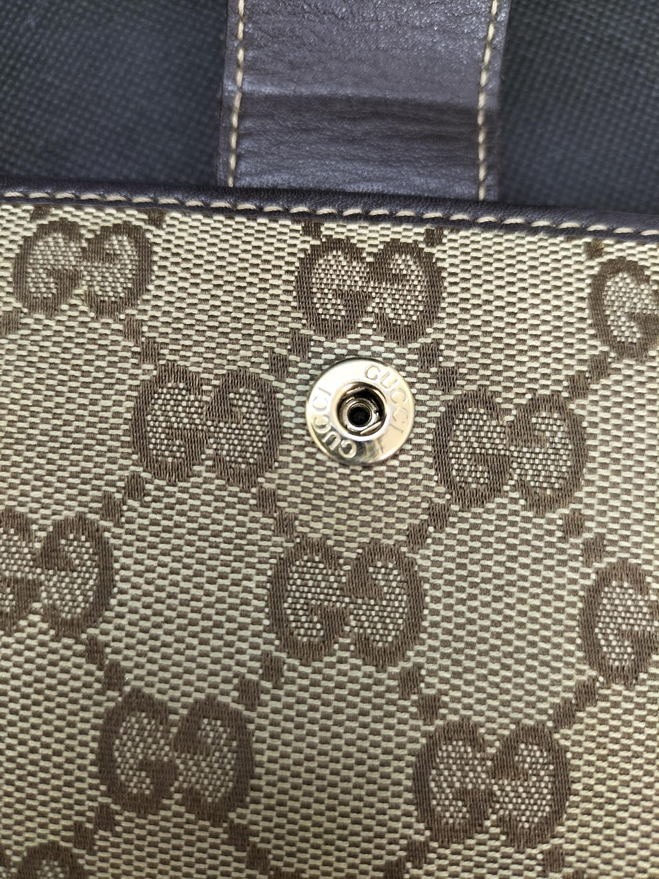 ホックかかなり緩いです。