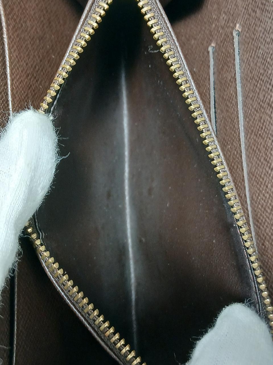 小銭入れ内、使用感があります。