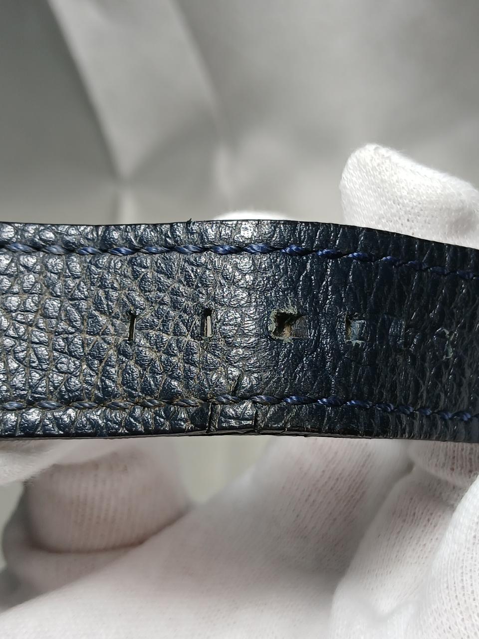 革の切れや使用感があります。