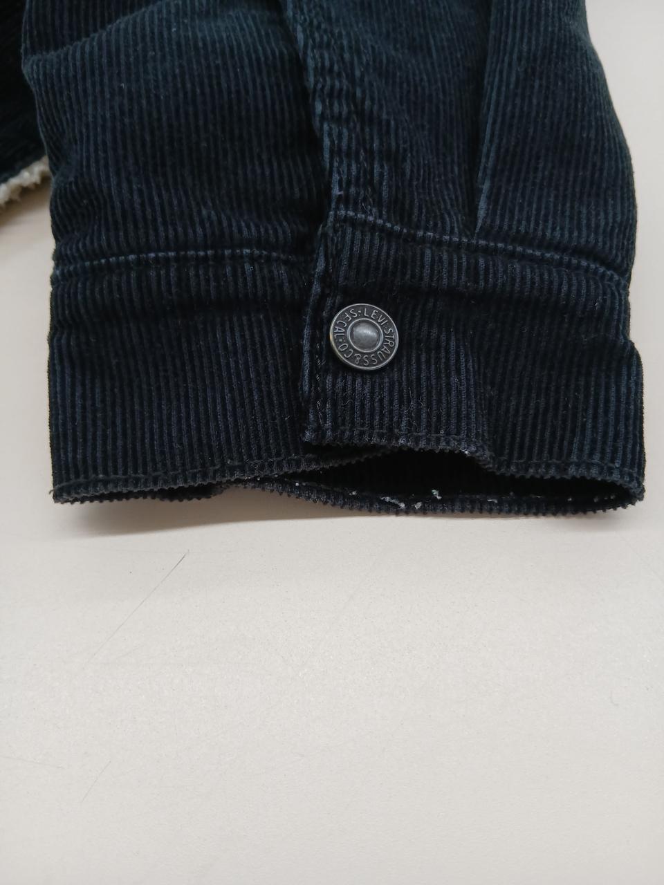 右腕袖口周りです。使用感があります。