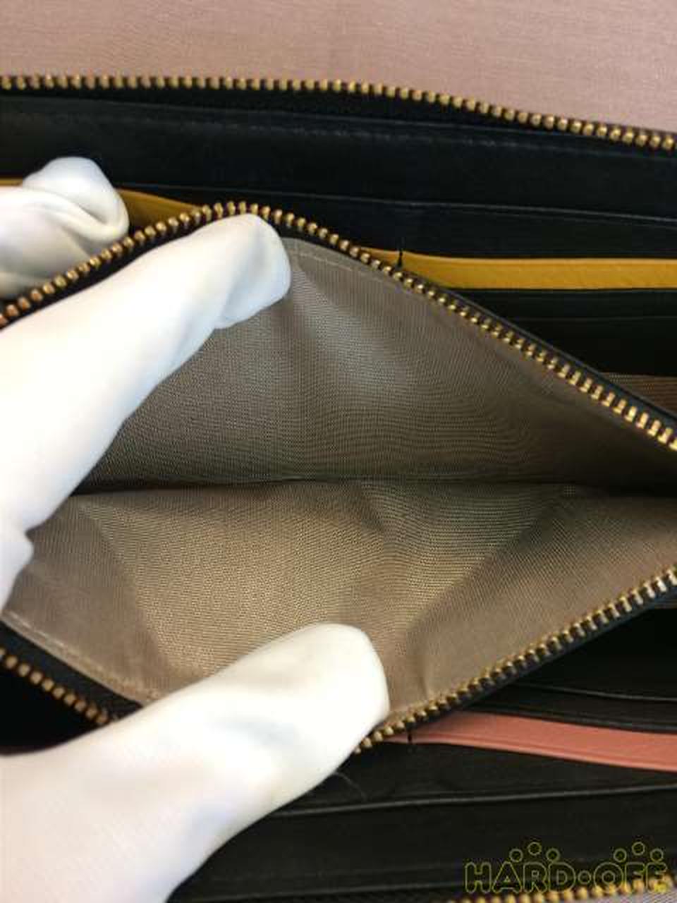 真ん中ファスナー内に汚れあります。