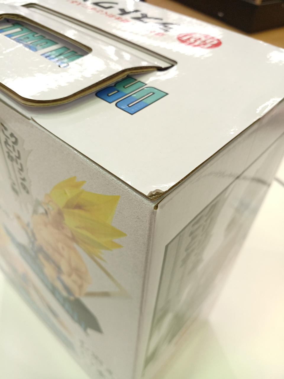 箱角に少しめくれ有ります。