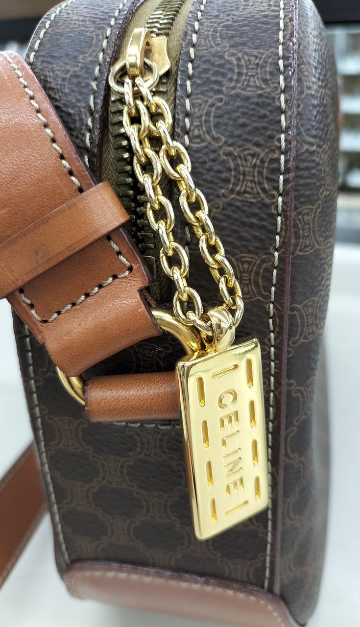 大きなチャームがついています