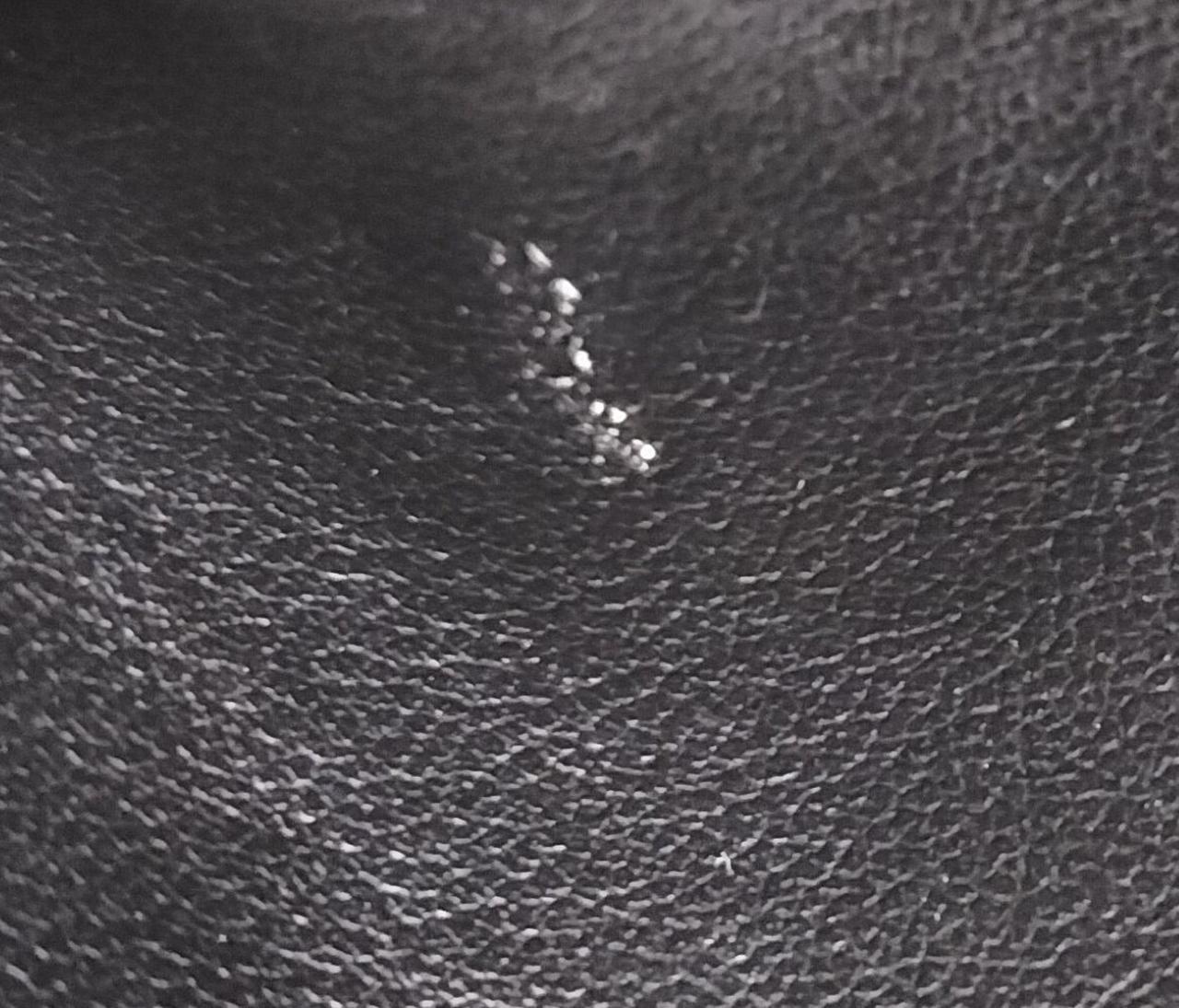 ファスナー内側部分傷あり