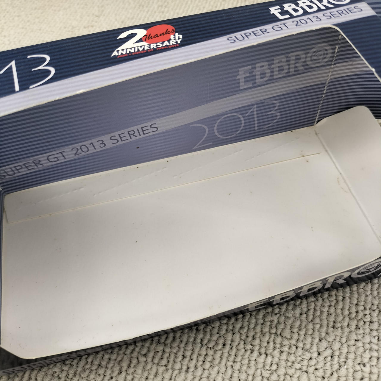 箱に汚れあり。