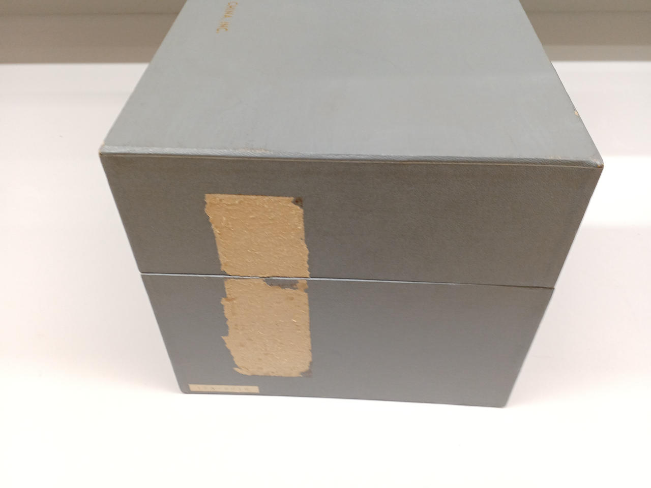 箱側面。片方にテープ跡あり。