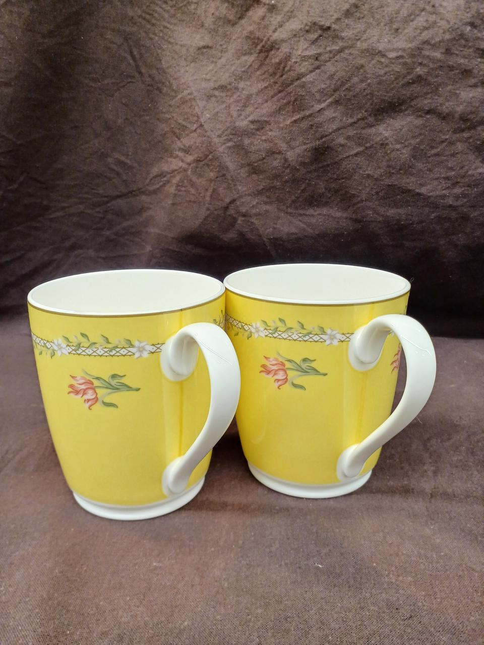 取っ手の所に直線の跡があります。