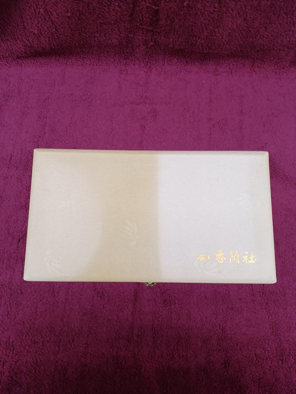 箱に焼けがあります。