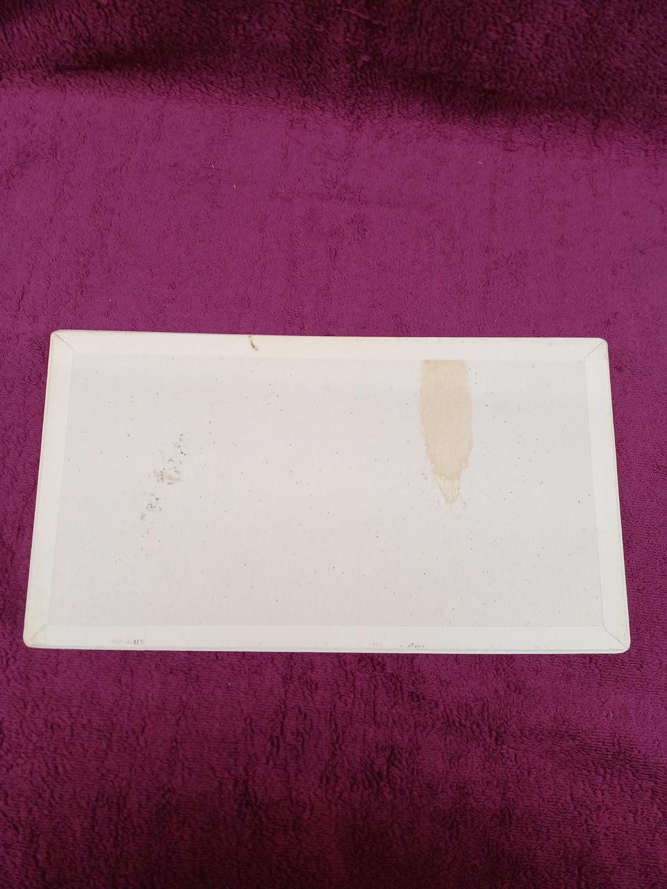 箱の表面の底側に汚れがあります。