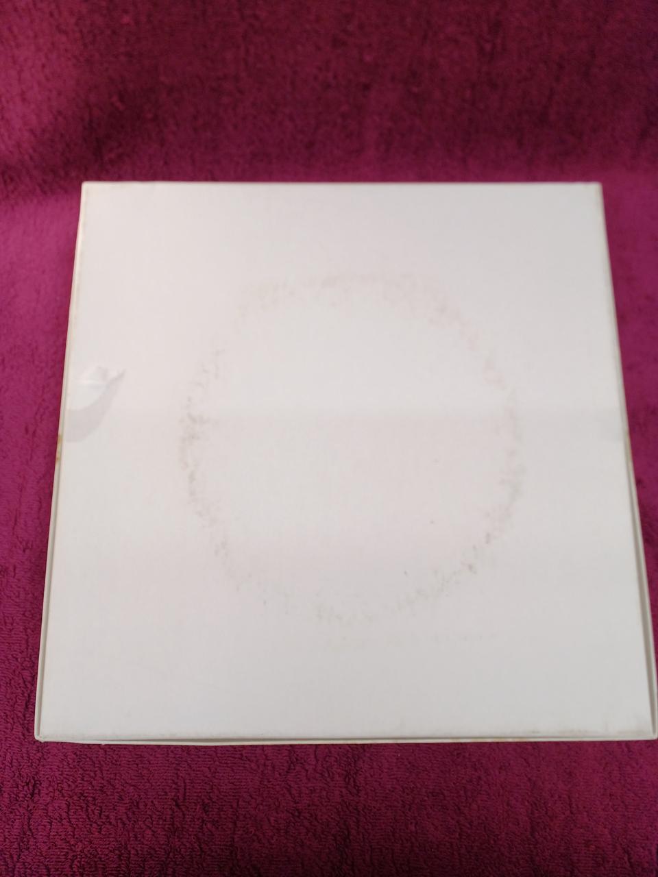 箱の表面裏側に汚れ、破れがあります。