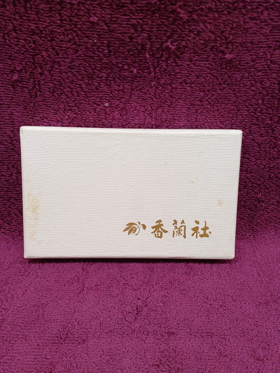 箱に汚れがあります。