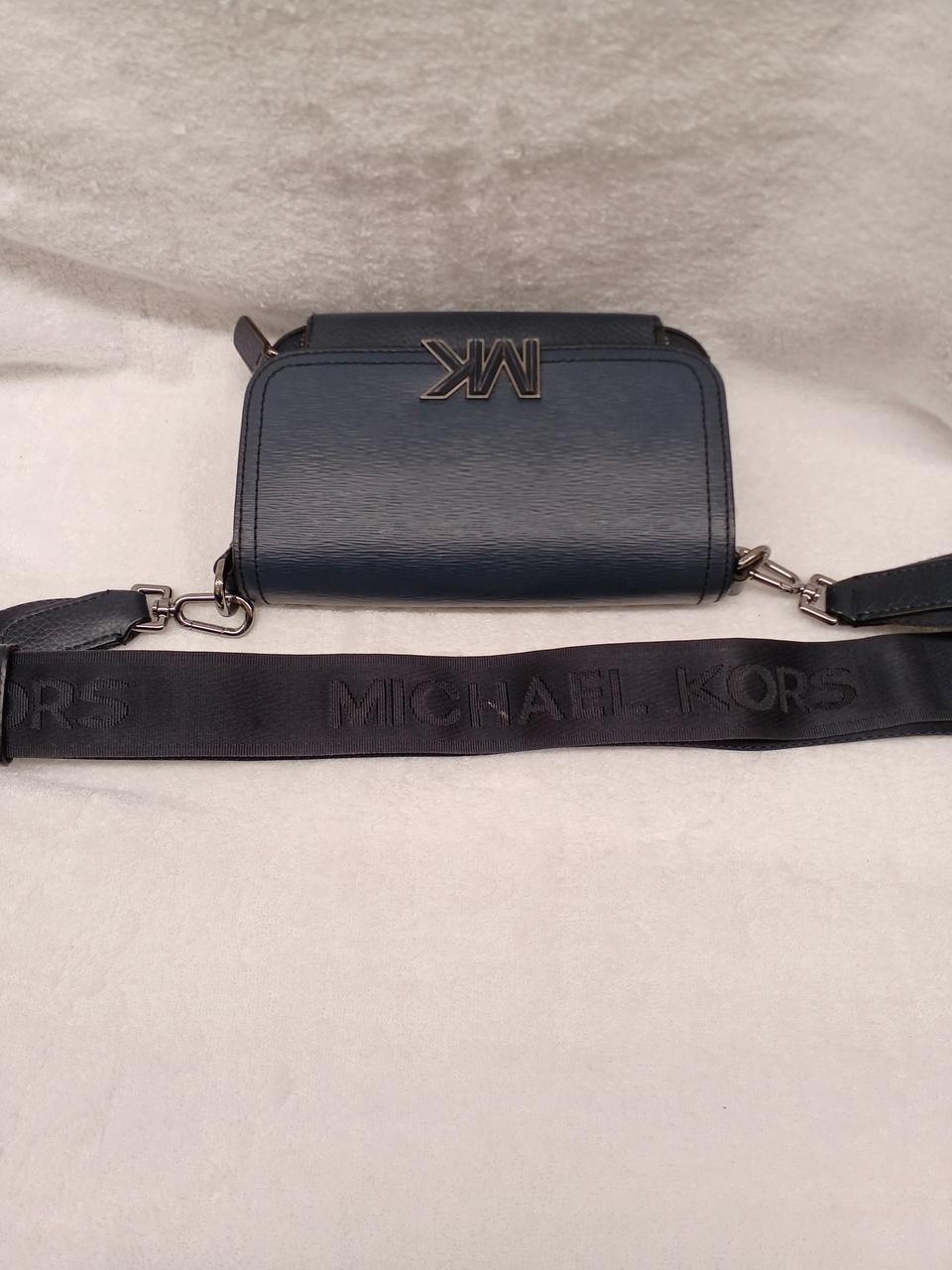 バンドの真ん中辺りに白い汚れがあります。