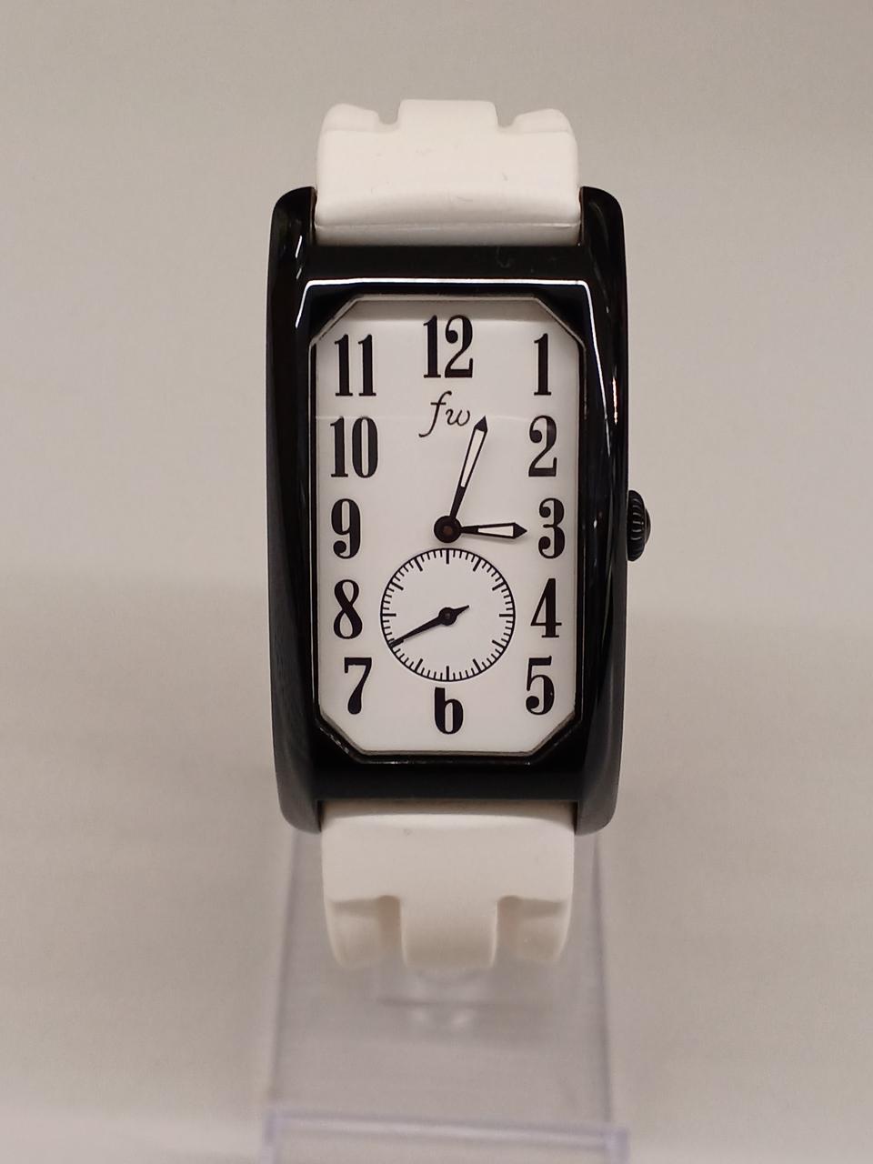 スタンドは付属しません。