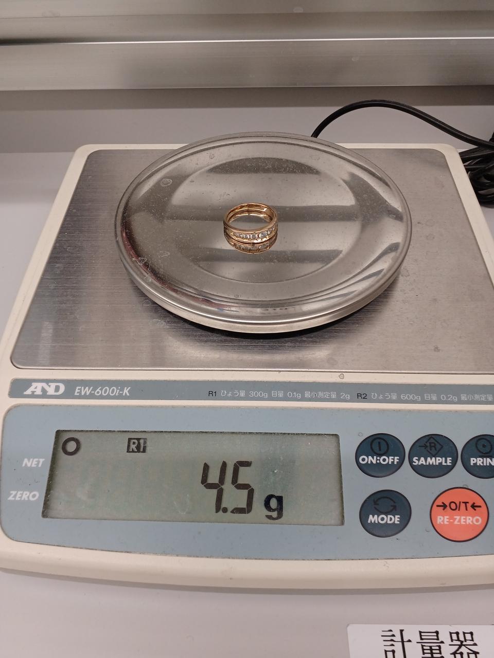 電子天秤にて計量してます。