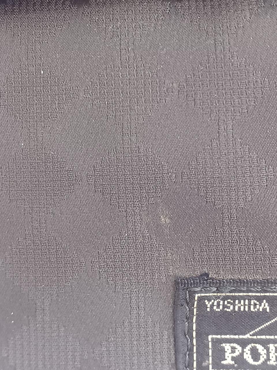 多少プツプツとした汚れがあります。