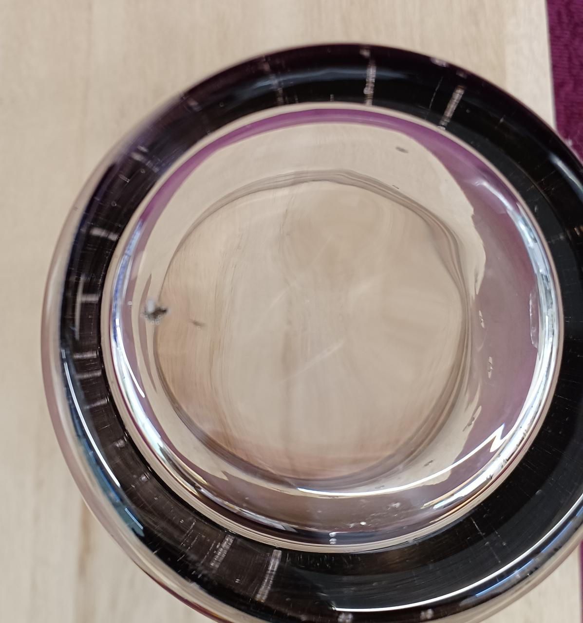 紫色のグラスの底の中に含有物があります。