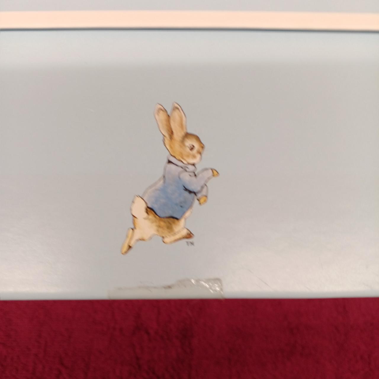 前面にテープ跡があります。