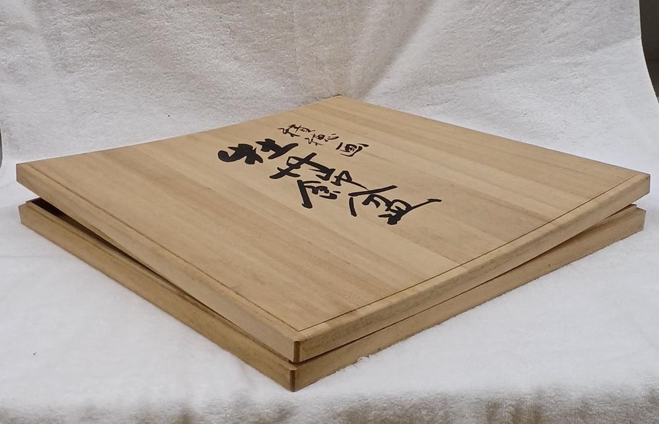 蓋が反っています