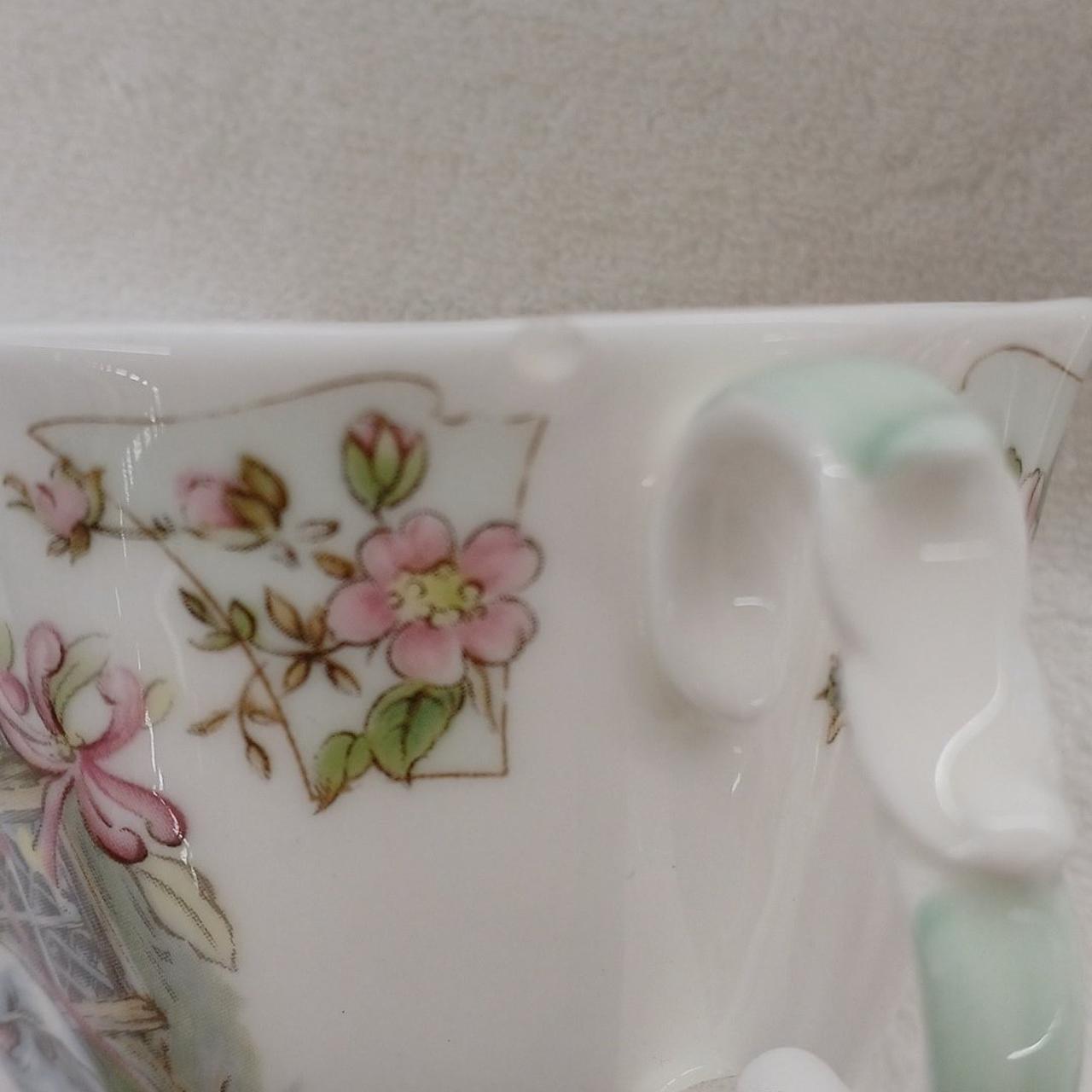 カップのふちに小さい欠けがあります