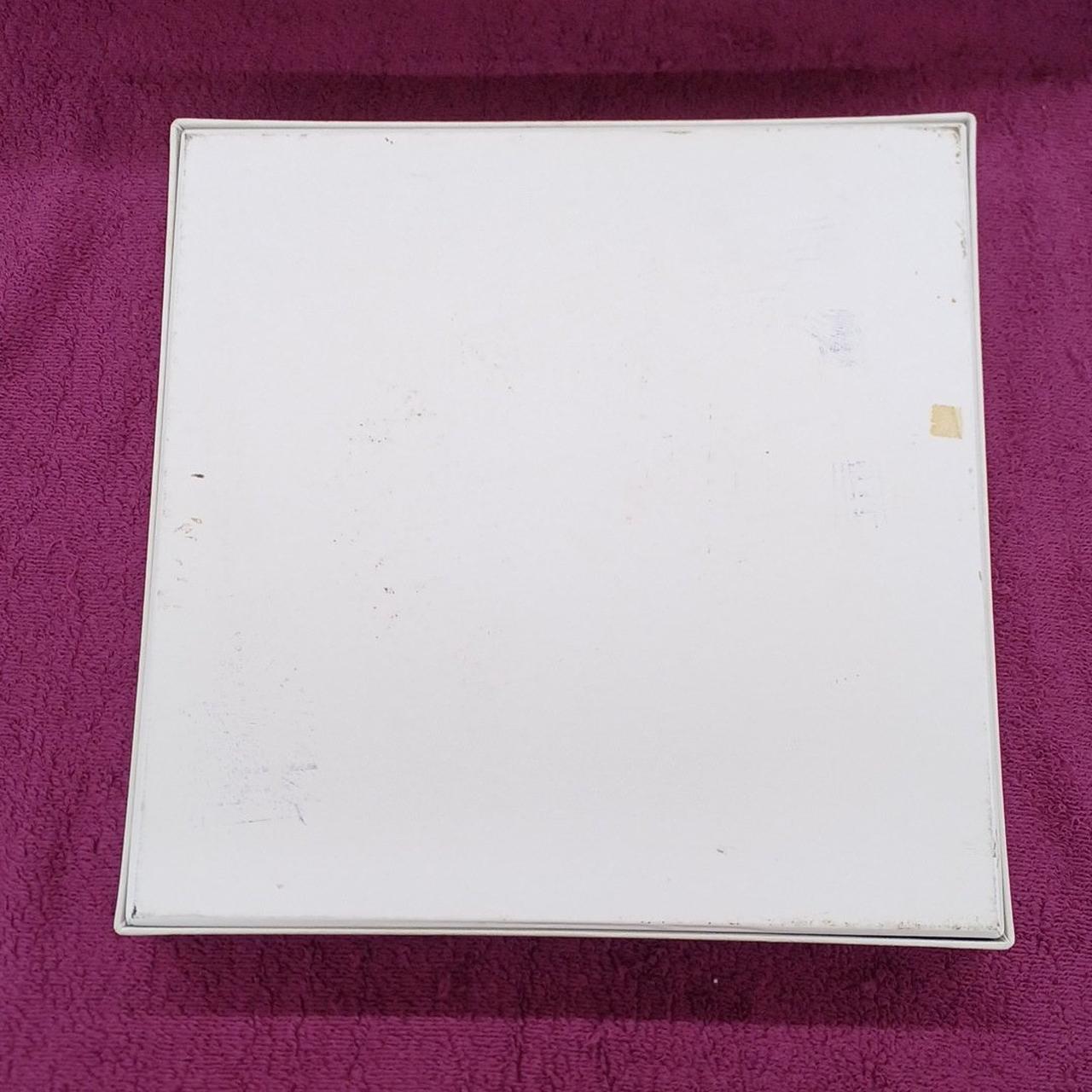 化粧箱の底面にテープ跡や汚れあります