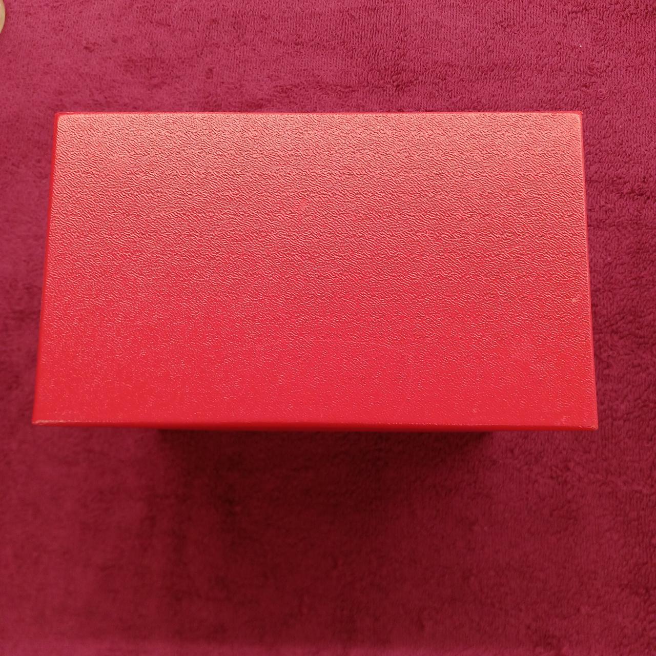 箱底部　細かなキズ汚れあり。