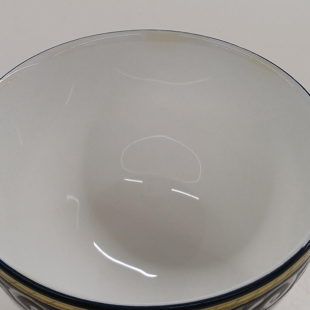 １脚のコップ縁に黄色いシミあり