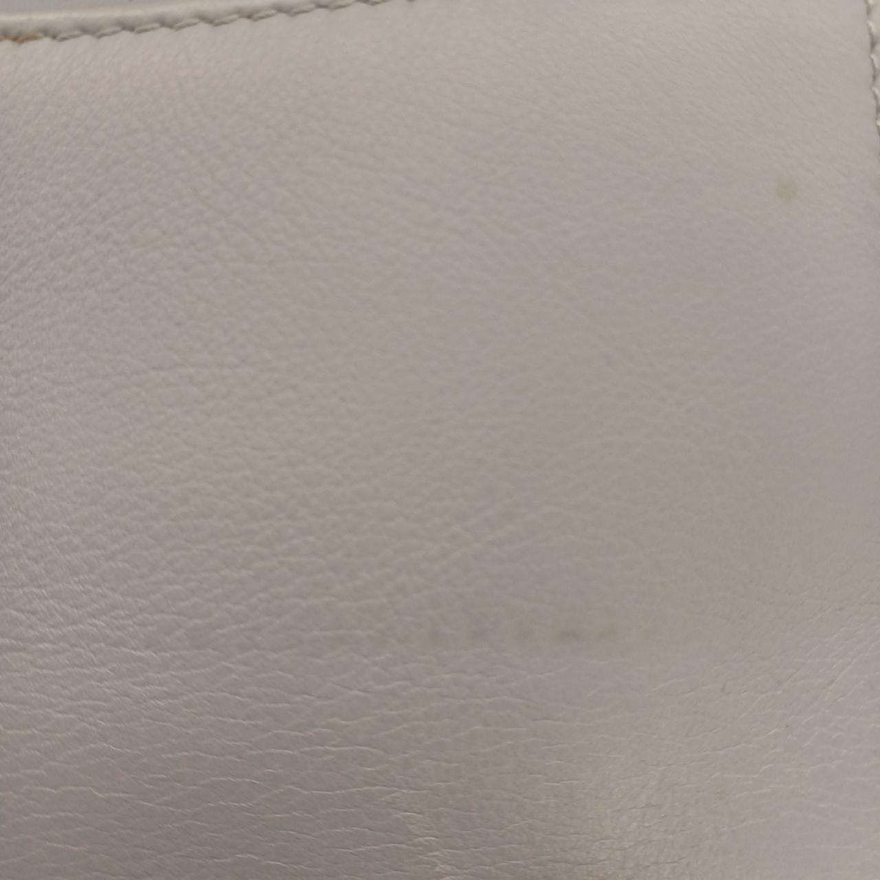 へこみや汚れあり