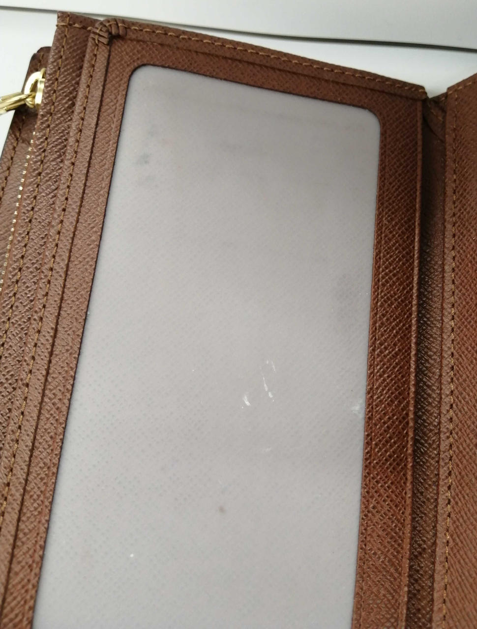 黒いシミ、傷があります