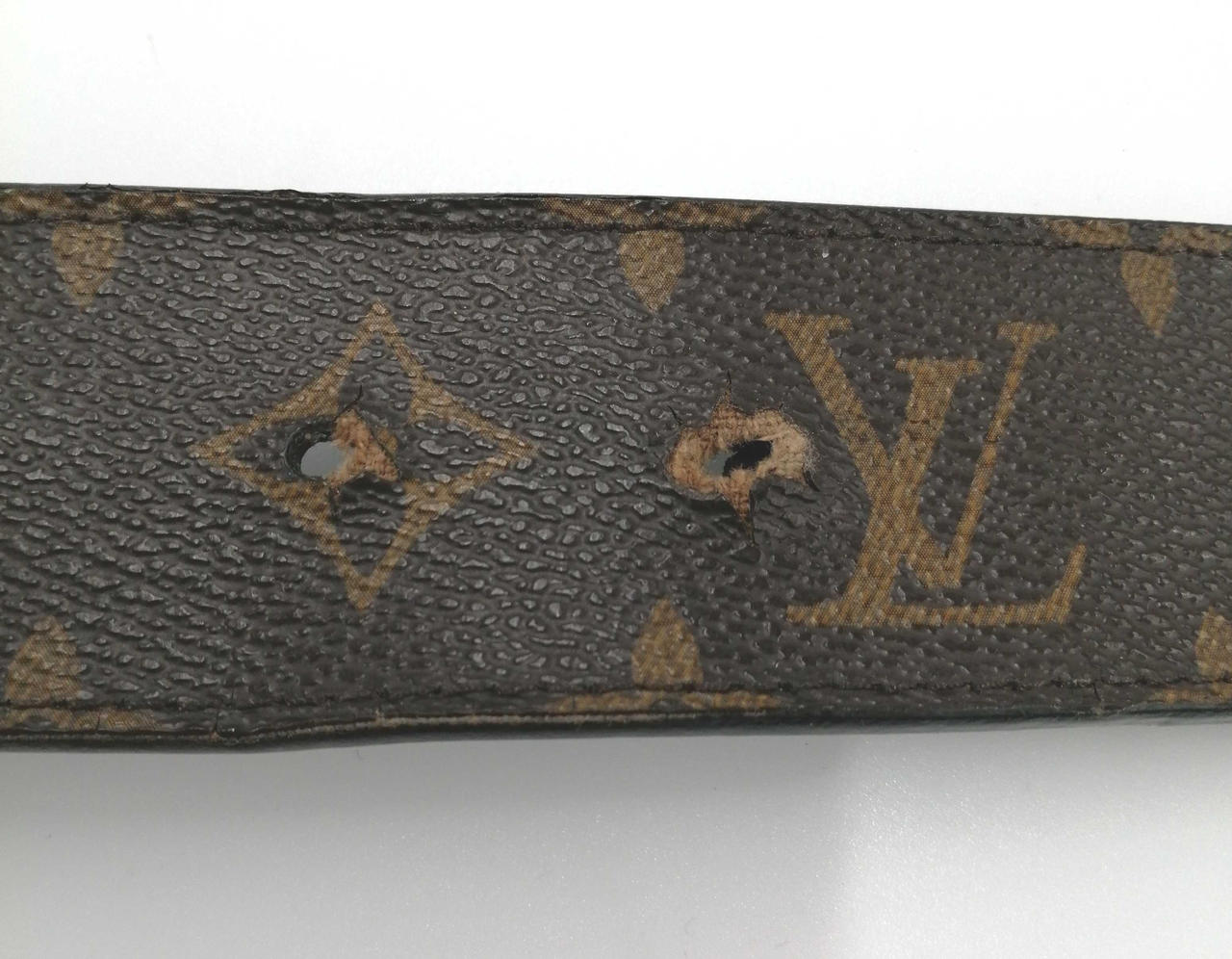 穴が1つ余計に空けられています