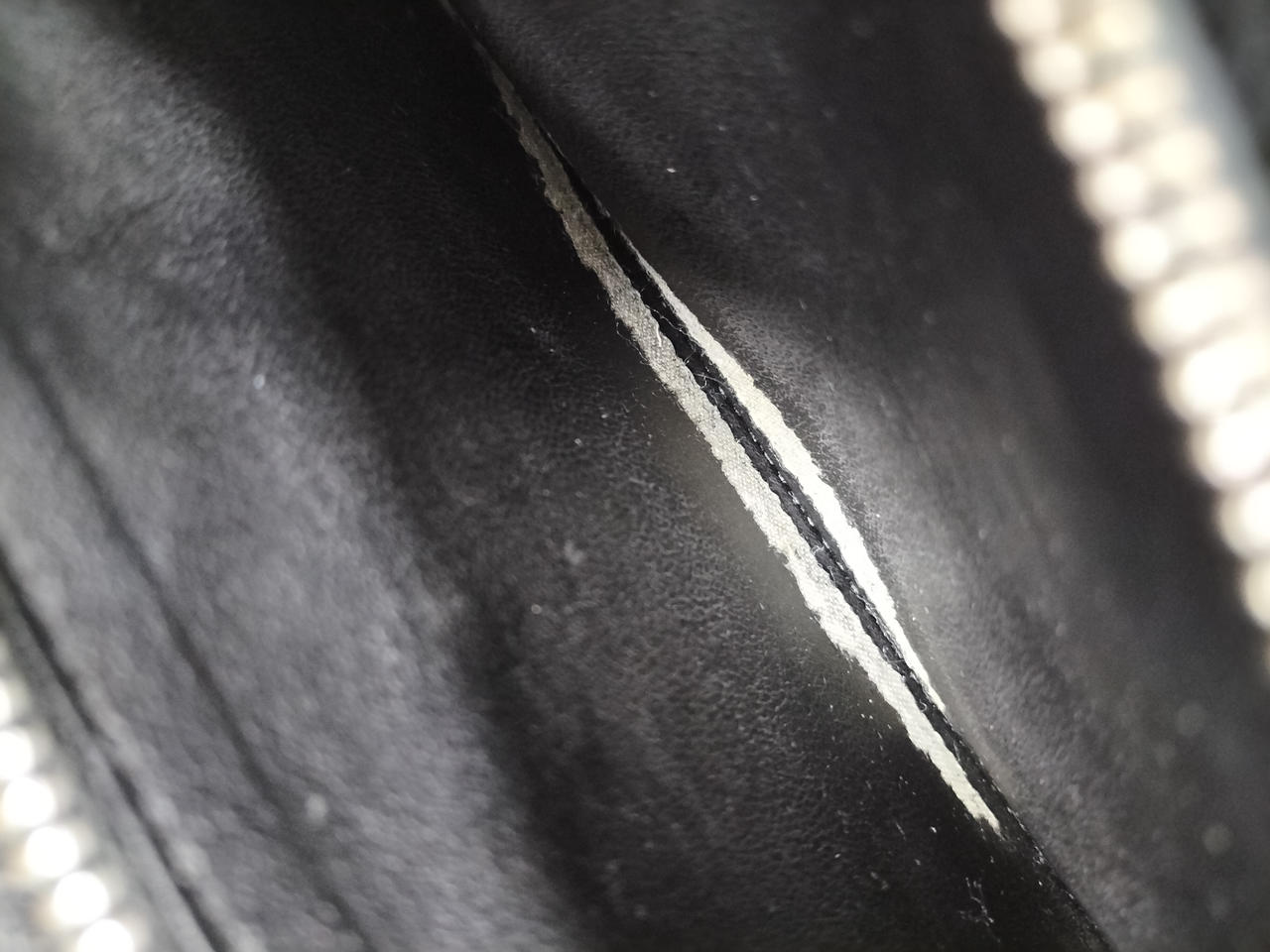 小銭内部破れあり