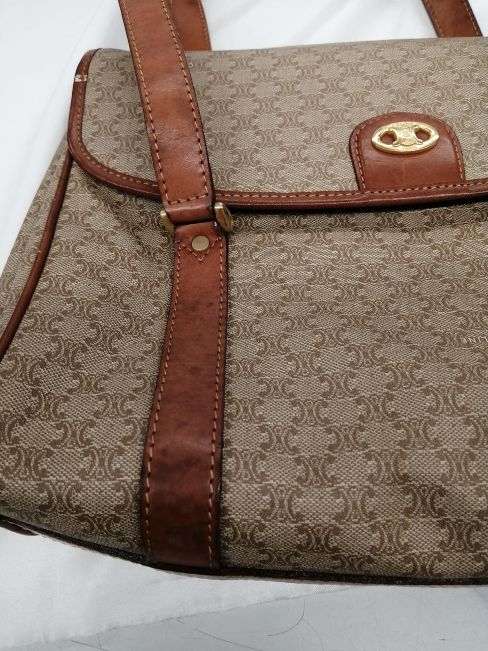 レザー部分シミあり。