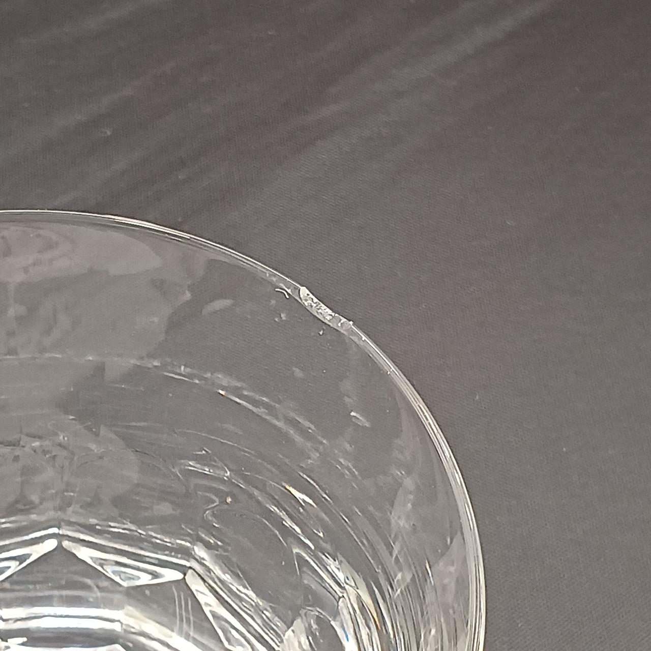 左側グラスに欠けがあります
