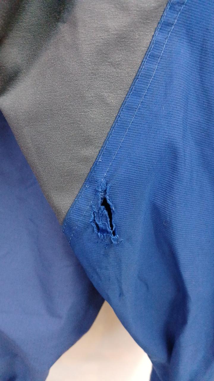 右袖に破れあり
